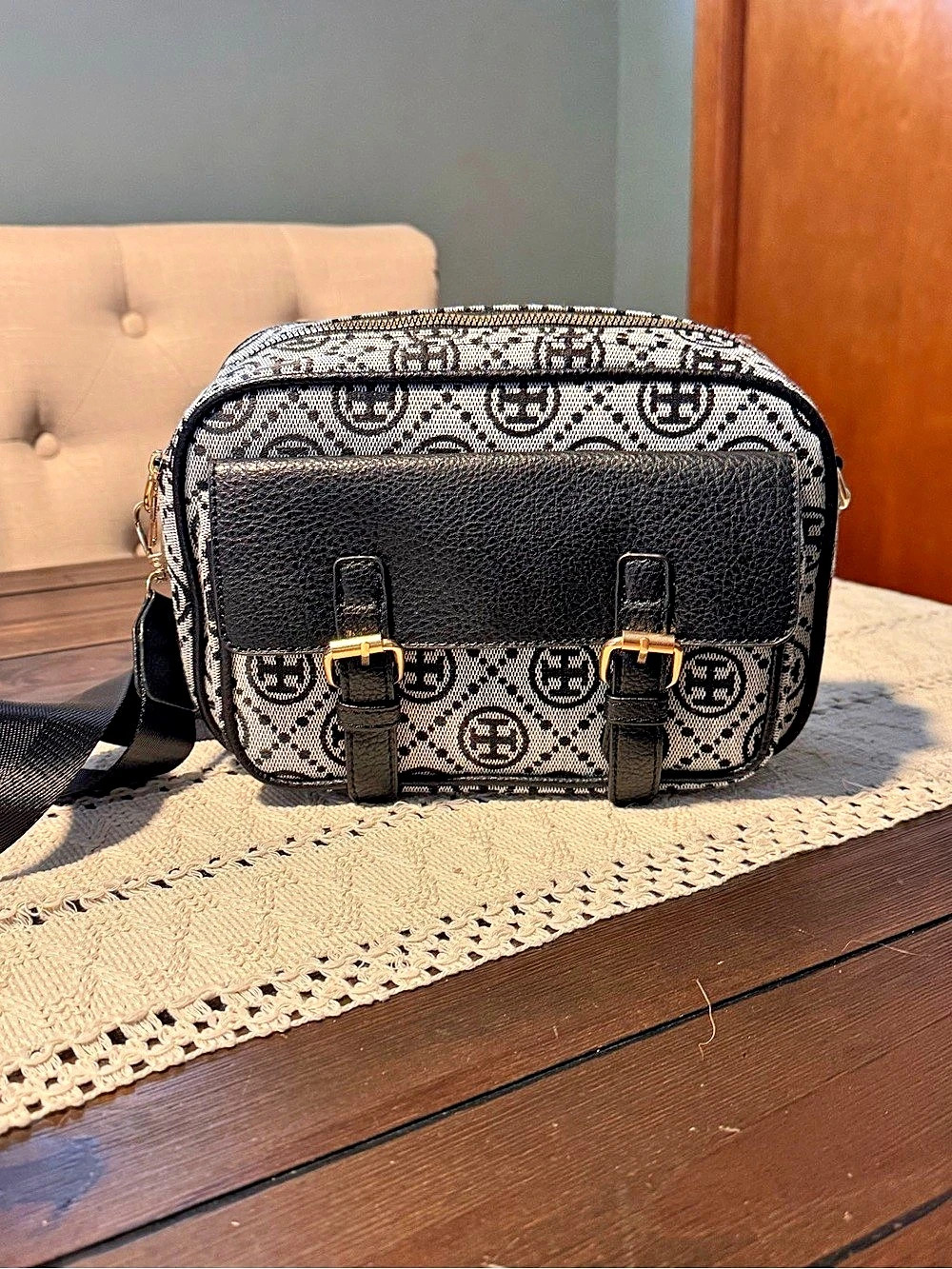 Print Crossbody camera style Bag in Black & Grey NWOT